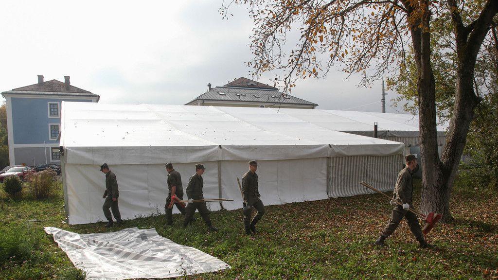 Neue Flüchtlingszelte in Salzburg aufgebaut