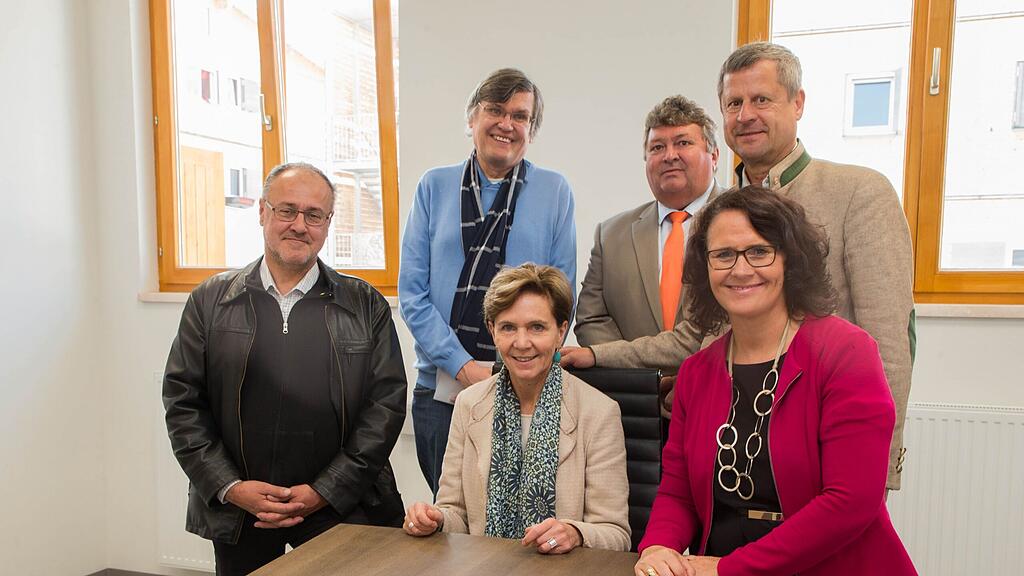 V.l.n.r.: Scheinast , Essl, Pallauf, Kirchtag, Gutschi und Naderer testen Bestuhlung.
