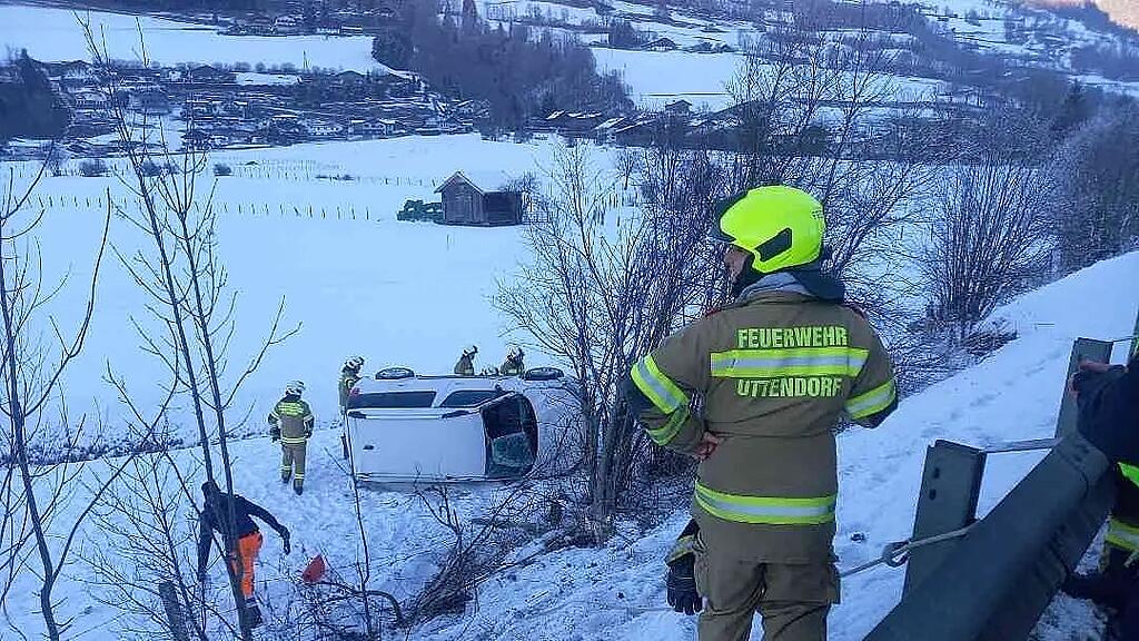 Auto landet in Uttendorf in Straßengraben