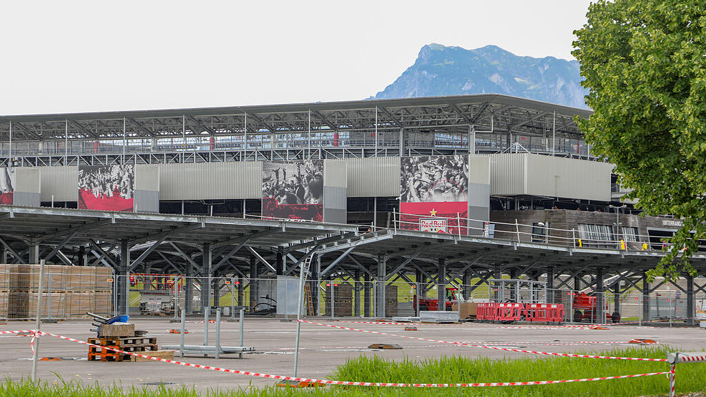 Photovoltaik-Carport-Anlage vor Red-Bull-Arena