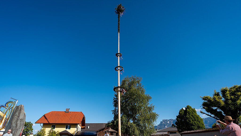 Maibaumaufstellen in Wals (am Kirchenplatz)