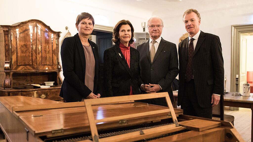 Im Bild v.li.: Gabriele Ramsauer (Leiterin der Mozart-Museen), das Königspaar und Johannes Honsig-Erlenburg (Präsident der Stiftung Mozarteum)