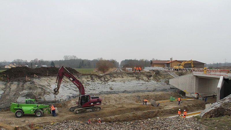 An die im Vordergrund ersichtliche Schiene musste die Brücke angeschlossen werden.