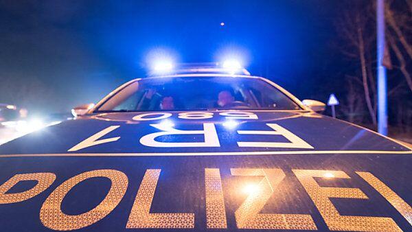 Mehr Einzelheiten zu dem Unfall teilte die Polizei zunächst nicht mit