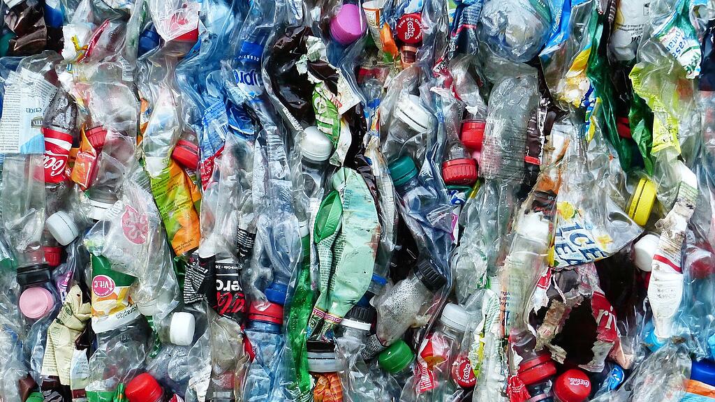 plastic-bottles-115071_1920.jpg
