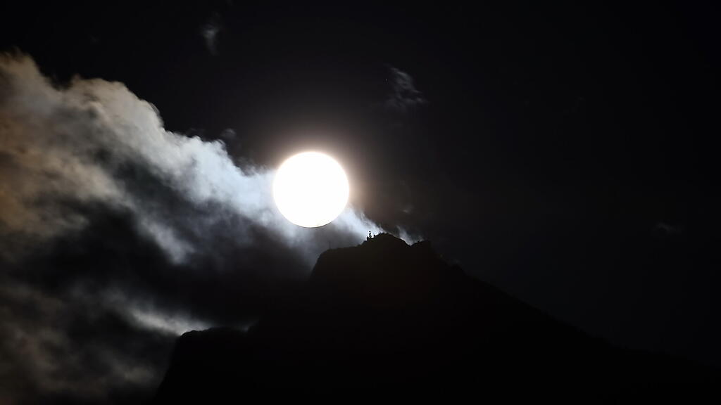 Supermond über Salzburg