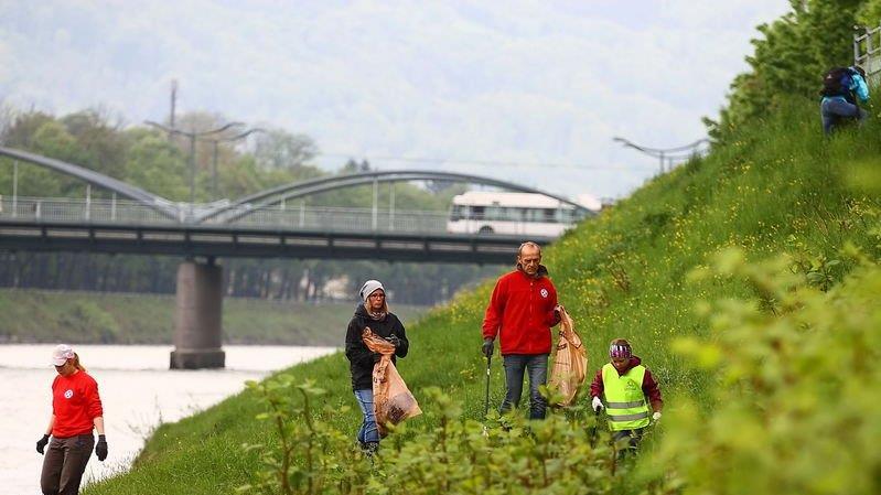 Reinigung der Salzachufer