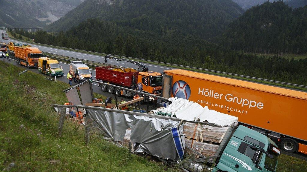 Lkw-Bergung auf A10