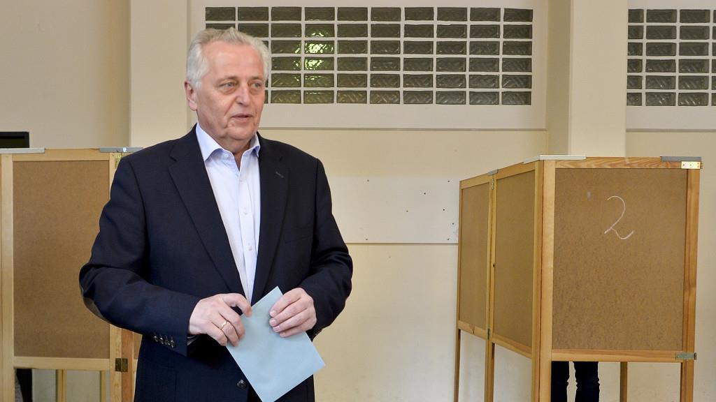 Kandidaten geben ihre Stimme ab
