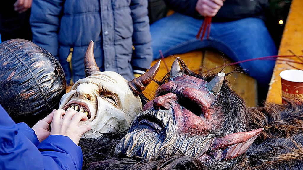 Tag der Krampusse in Hellbrunn