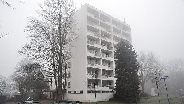 Nahe diesem Haus in Neuss will der Bursch "Böller geschmissen" haben