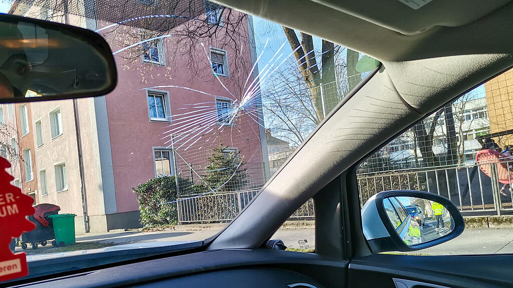 Kind gegen Windschutzscheibe