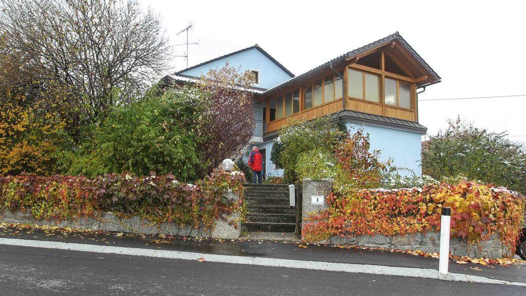 Auch zwei Tage nach dem Mord einer 68-Jährigen in Taufkirchen an der Pram hat die Polizei noch keine Spur vom Täter.
