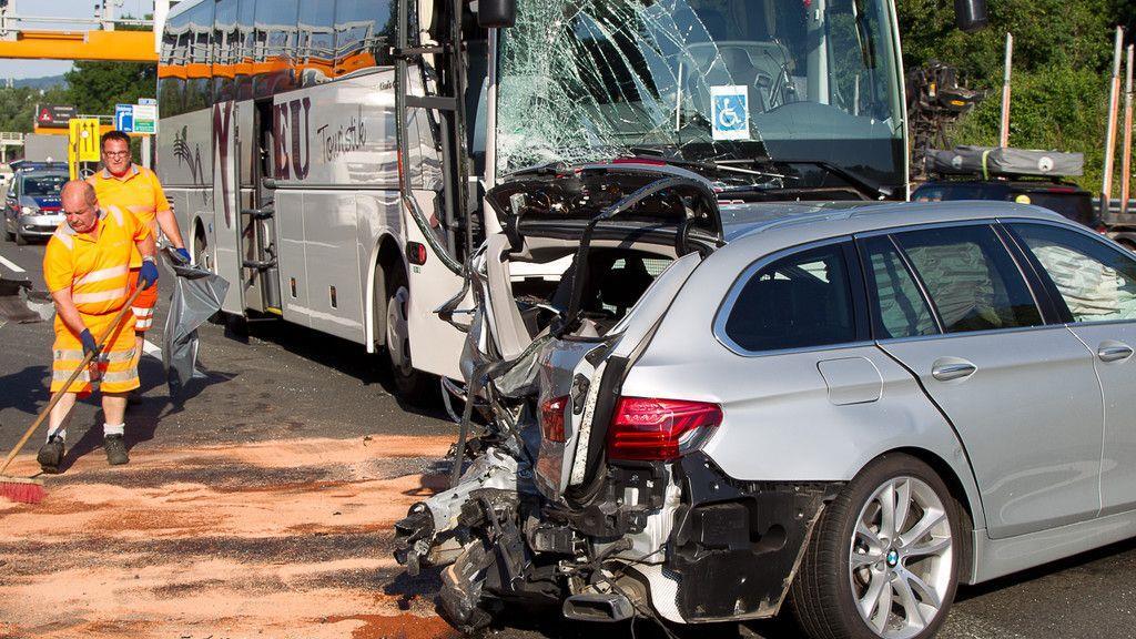 Unfall mit Pkw und zwei Bussen bei Anschlussstelle Hagenau