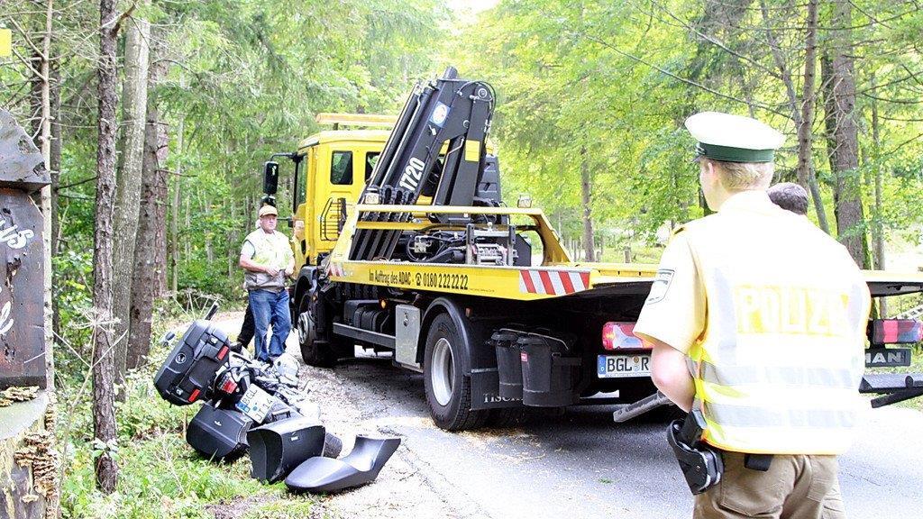 Biker prallt in Baum