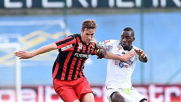 Markus Lackner im Zweikampf mit Masakuba-Wilson Kamavuaka