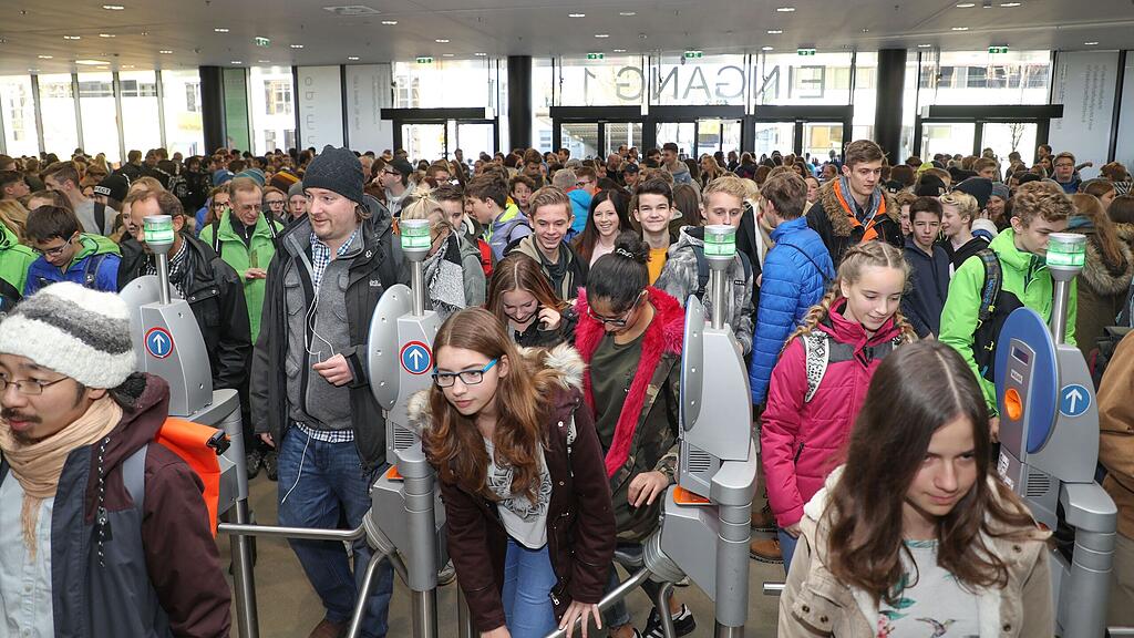 Die Berufsinformationsmesse wird am Eröffnungstag gestürmt.