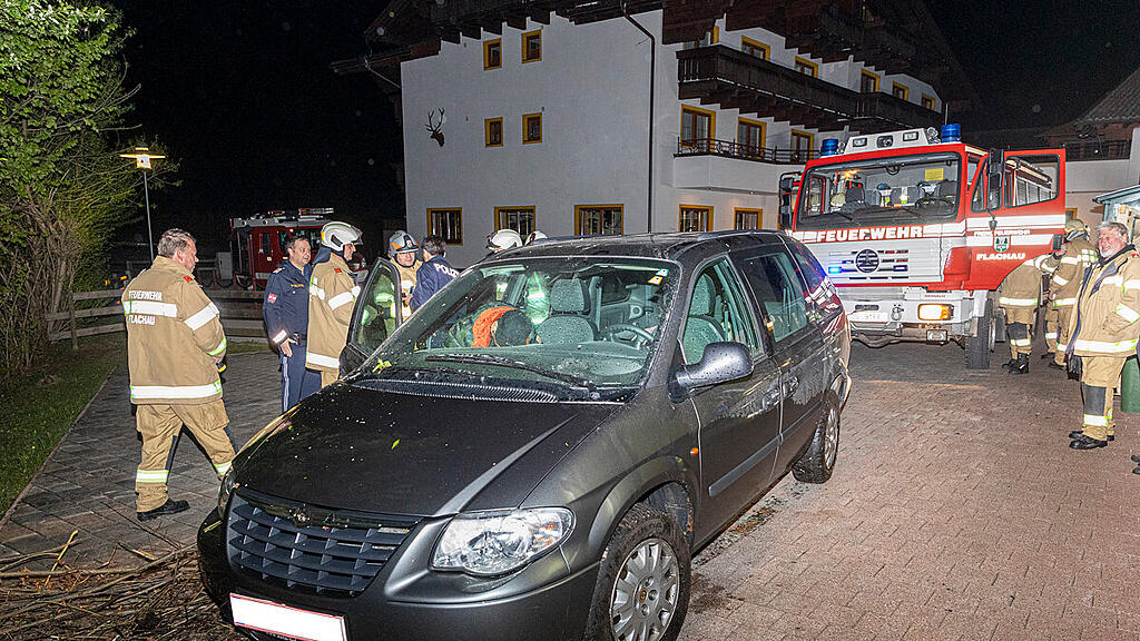 Auto rollt in Enns