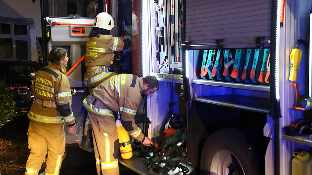 Feuerwehr-\u00dcbung: Brand in Salzburger Lager