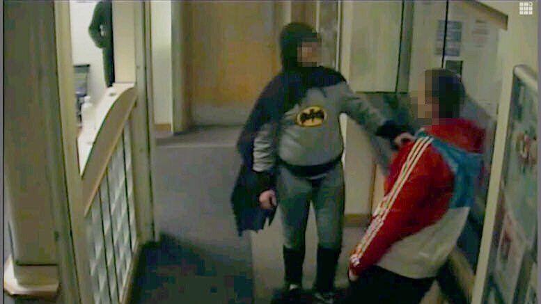 Hier bewacht "Batman" den gesuchten Kriminellen.