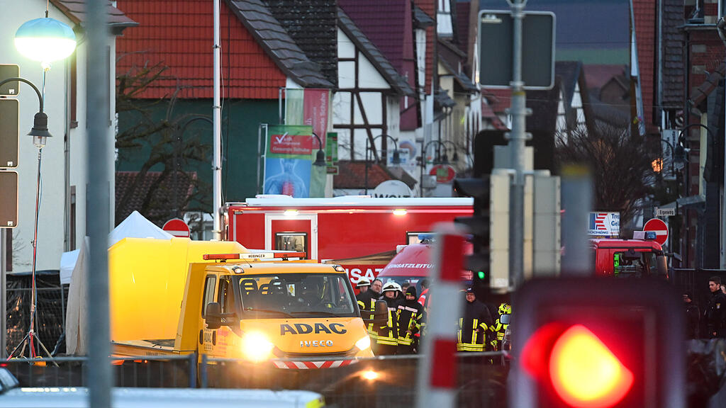 Auto fährt in Rosenmontagsumzug, Hessen, Volkmarsen