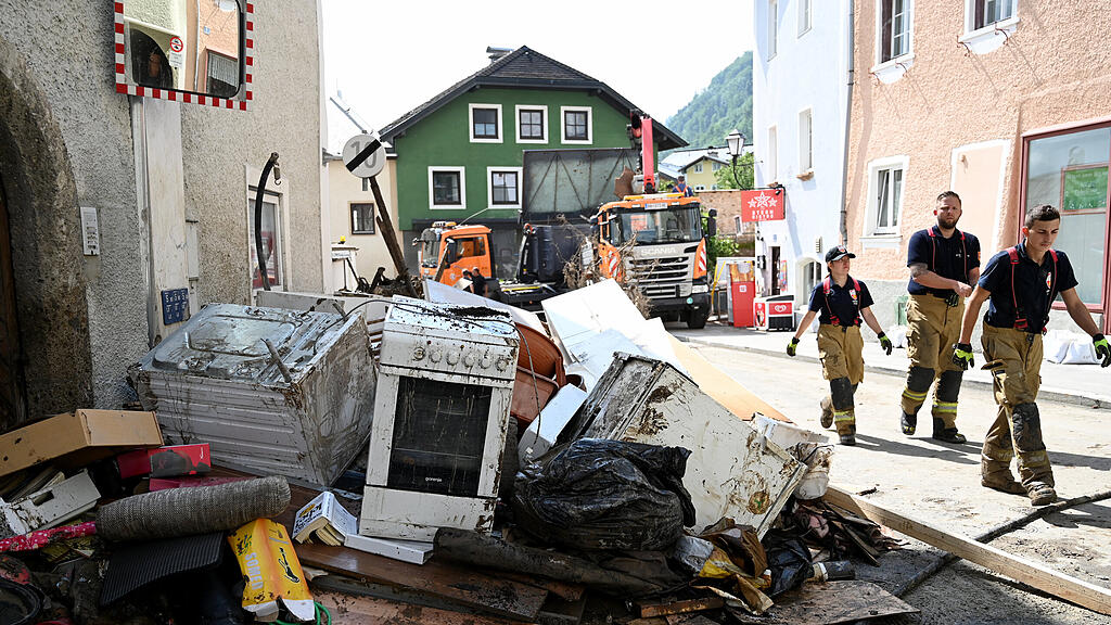 Aufr\u00e4umarbeiten Hallein nach Hochwasser