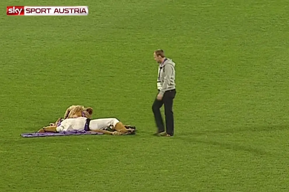 Austria-Maskottchen „Super Leo“ torkelt über Spielfeld - Salzburg24.at