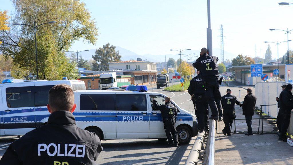 Flüchtlinge marschieren zu Grenze