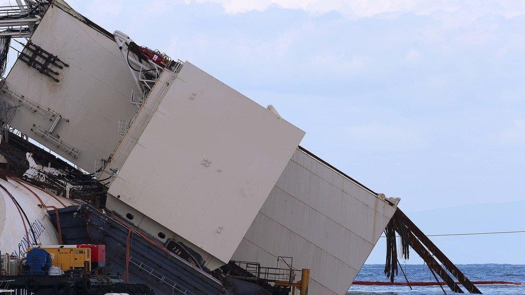 Wrack der Costa Concordia ist aufgerichtet
