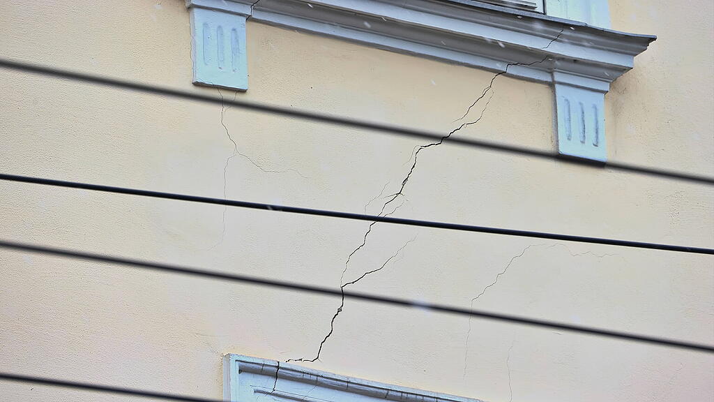 Gebäudeteile krachen in Salzburger Imbergstraße auf Gehsteig