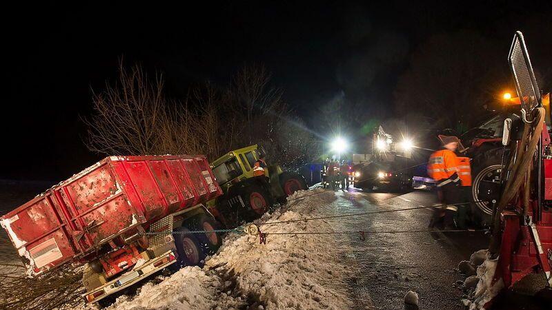 Die Insassen des Traktors blieben glücklicherweise unverletzt.