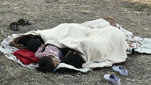 Menschen ünernachteten zum Teil im Freien