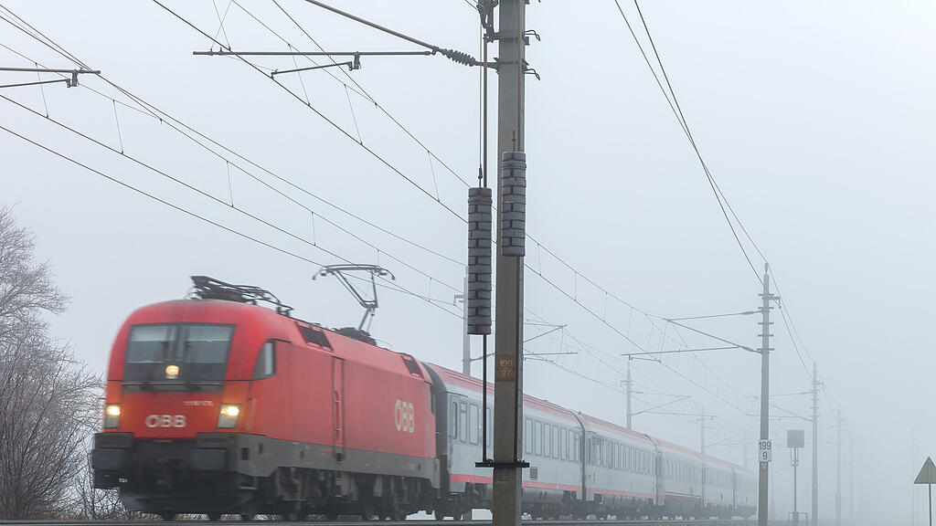 150214_Zug_der_OeBB_im_Nebel.jpg