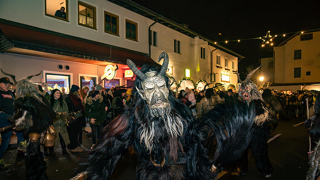 Krampuslauf im Ortszentrum, Großgmain