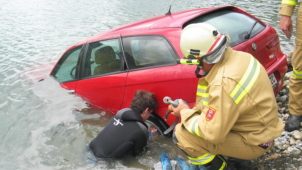 Die Feuerwehr musste das Auto eines Tirolers aus dem Speichersee Durlassboden bergen.