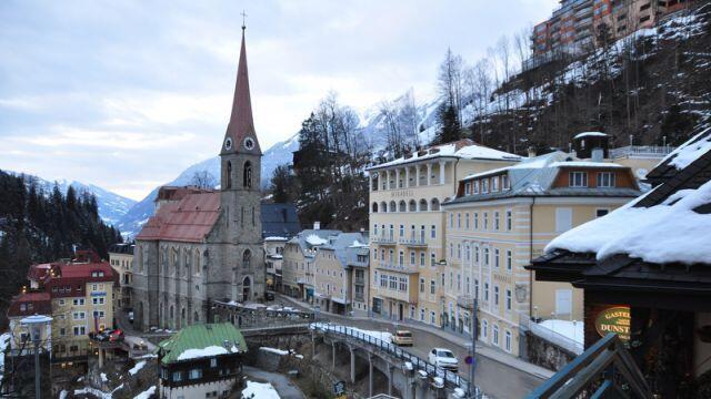 Investor Franz Duval hat im historischen Zentrum Bad Gasteins fünf große Immobilien erworben, die seither zusehends verfallen.