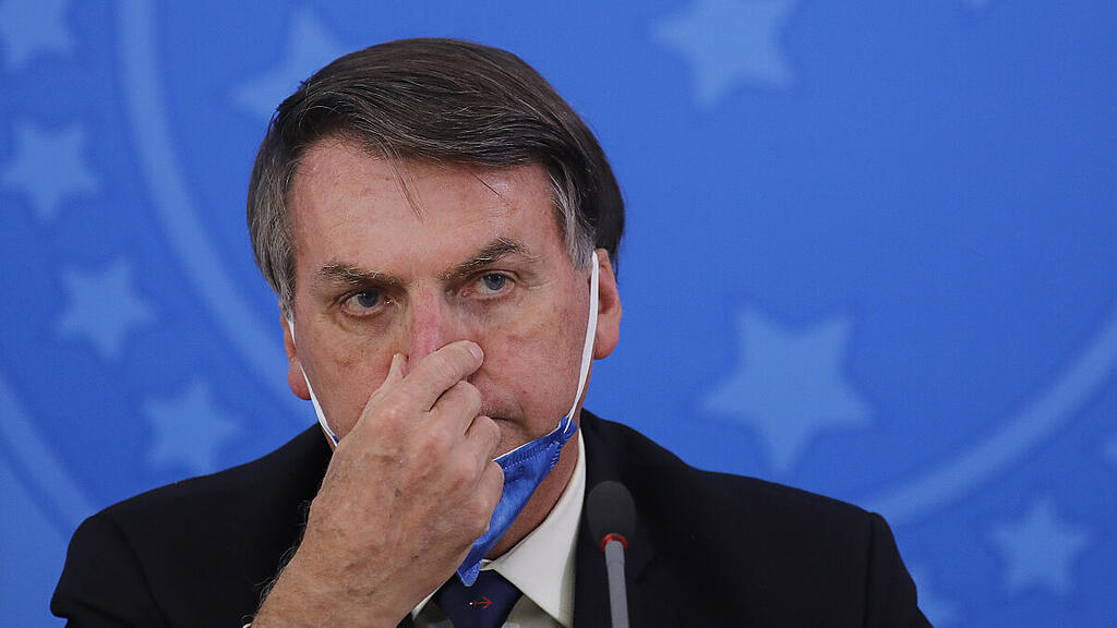 Sicherheitsmaßnahmen adé: Präsident Bolsonaro greift sich an die Nase