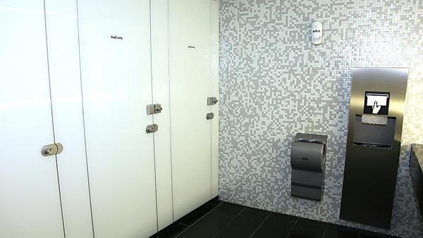 In dieser Toilette am Flughafen wurde das Baby abgelegt