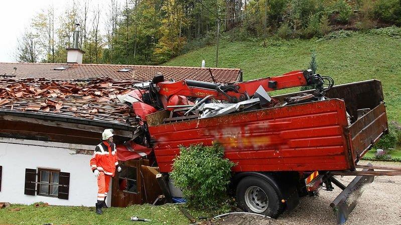 Lkw kracht in Haus