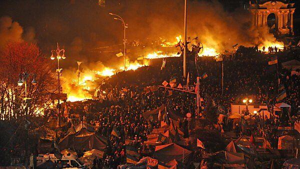 Hauptquartier der Regierungsgegner in Brand