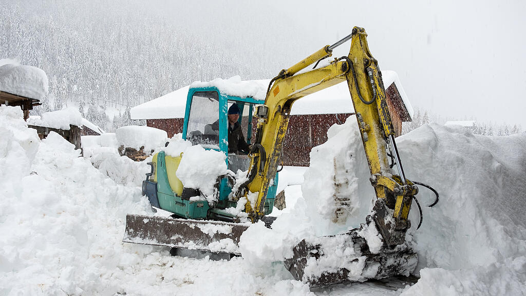WINTEREINBRUCH IN ÖSTERREICH: SITUATION IN KALS AM GROSSGLOCKNER / OSTTIROL