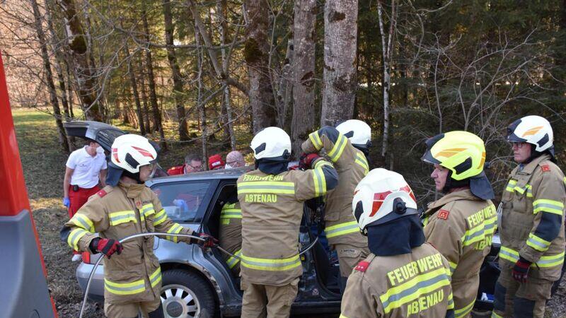 Abtenau: Auto prallt gegen Baum