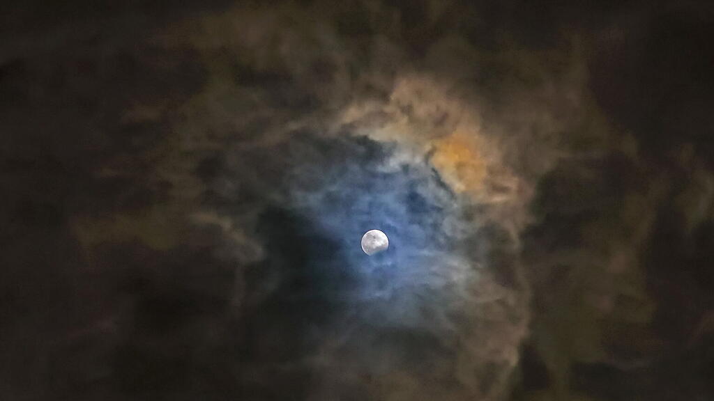 Partielle Mondfinsternis \u00fcber Salzburg
