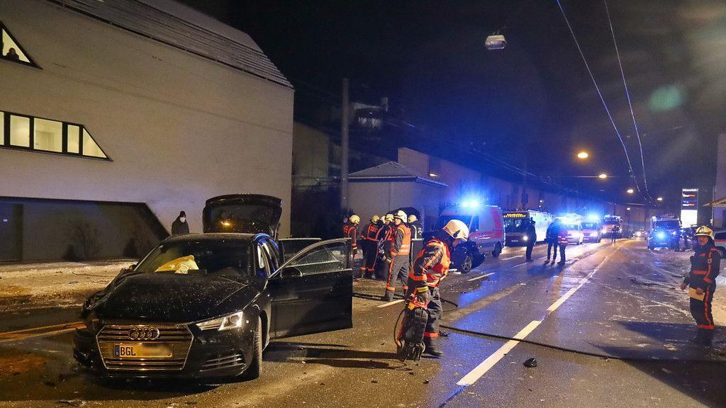 Verletzte nach Crash in Hellbrunner Straße