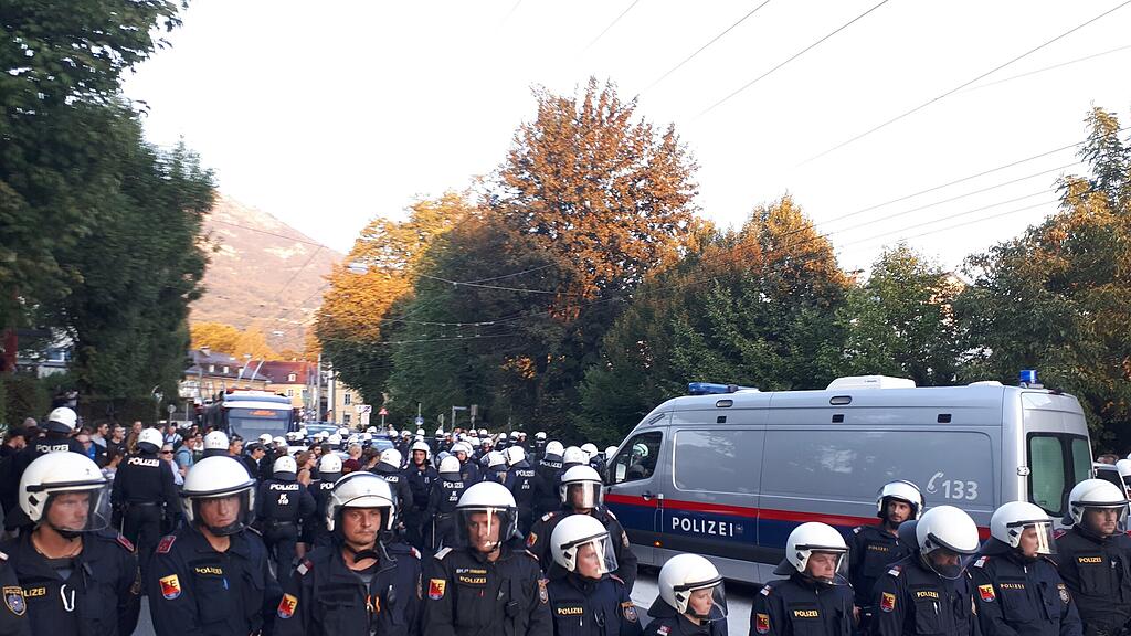 Massives Polizeiaufgebot beim Volksgarten.