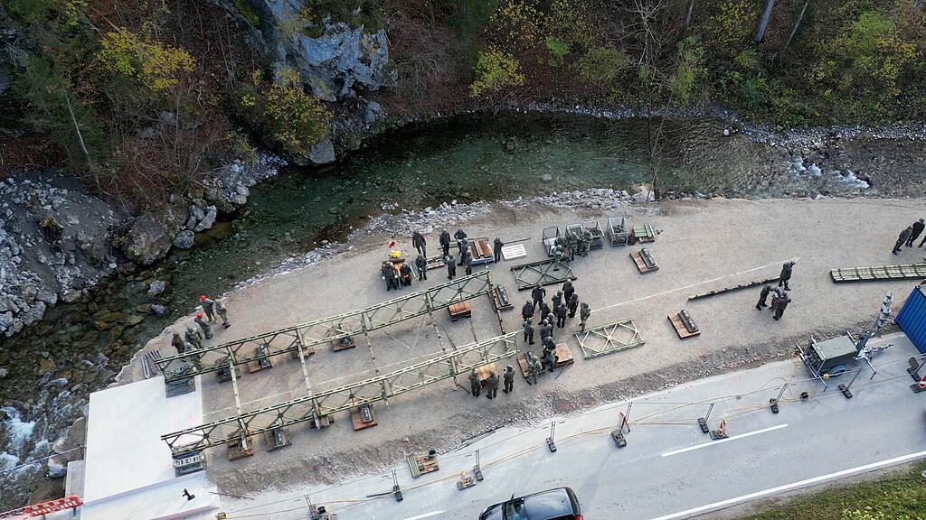 Hunderte Soldaten bauen Brücken in Annaberg-Lungötz
