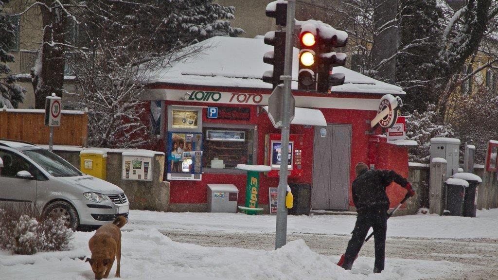 Schnee sorgt für Unfälle und Verkehrschaos: Schneefahrbahn in der Stadt Salzburg