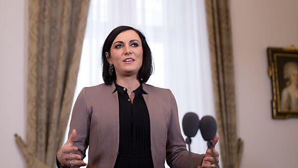 Köstinger wird im Juli Mutter
