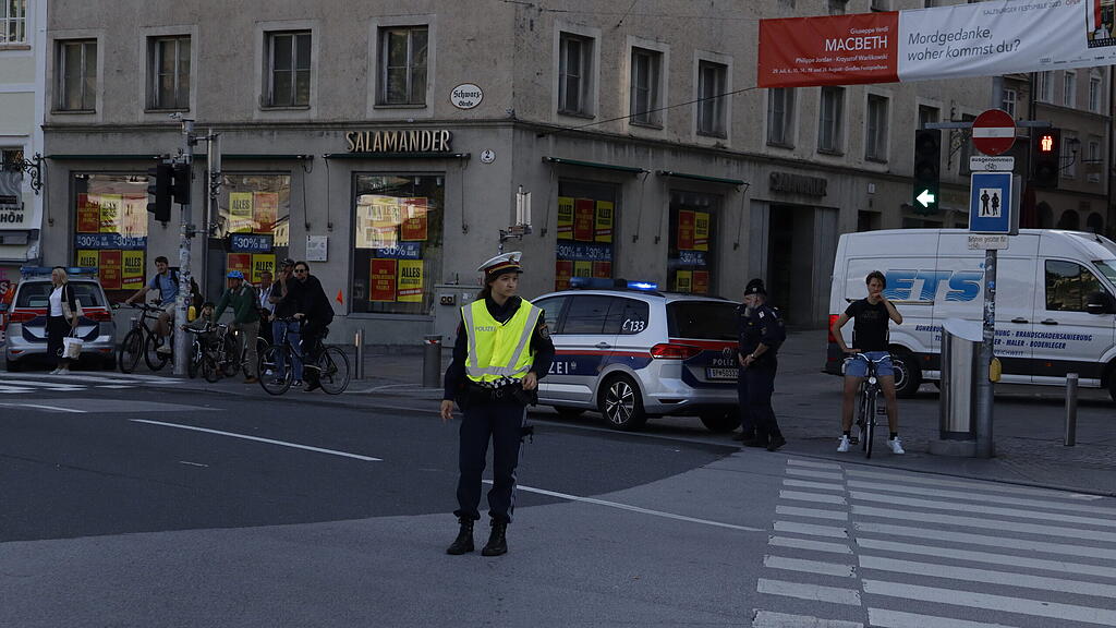 Klebe-Blockade auf Staatsbrücke