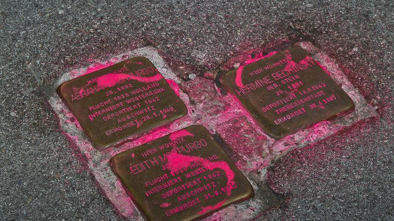 In der Nacht auf Montag wurden wieder Stolpersteine in der Stadt Salzburg beschmiert.